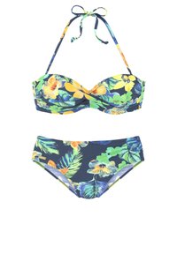 Květinový bikinový set se zlaceným bandeau topem se zavazováním na zádech a vysokým pasem, obojí v tropickém zelenožlutém vzoru.