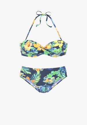 Set bikini floreale che presenta un top bandeau imbottito con lacci sul retro e slip a vita alta, entrambi in un pattern tropicale verde e giallo.