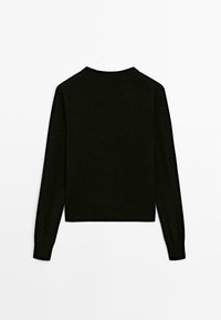 Maglione nero a maglia con maniche lunghe, scollo rotondo e silhouette aderente. Texture morbida e design semplice senza motivi o dettagli visibili.