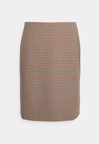 Falda lápiz de cuadros en marrón con acentos rojos y negros. Presenta un diseño ajustado y una textura suave. Longitud hasta la rodilla.