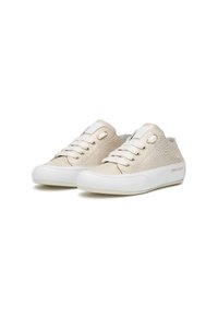 Beige sneakers med texturerat ovansida, vit gummisula och snörningsdesign. Utrustad med guldfärgade ögla och subtil märkesbokstav på sidan.