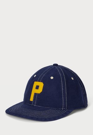 Casquette bleu marine en tissu doux avec un "P" brodé en jaune sur le devant. Présente des coutures blanches et six trous de ventilation.