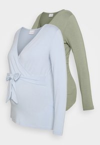 Duas blusas de maternidade de manga longa: uma em azul claro com um design envolvente e laço frontal, e outra em verde-azeitona com um corte simples.