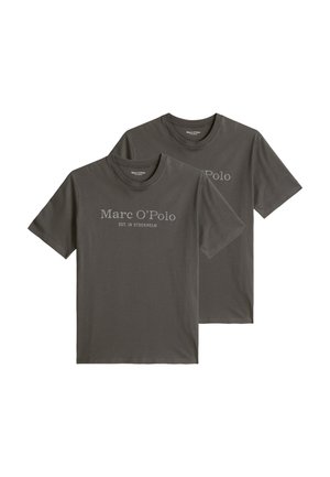 Zwei dunkelgraue T-Shirts mit kurzen Ärmeln und Rundhalsausschnitt, vorne mit "Marc O’Polo EST. IN STOCKHOLM" in hellgrau bedruckt.