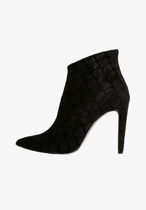 Musta nilkkuri, jossa on teksturoitu mokkafinish, kantapäällä kärki ja korkea stiletto-korko, suunniteltu krokotiilinnahkamallilla.