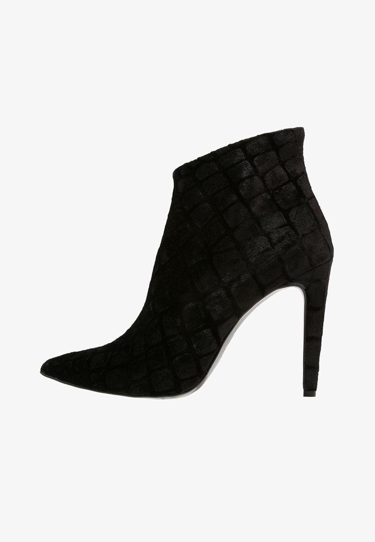 Musta nilkkuri, jossa on teksturoitu mokkafinish, kantapäällä kärki ja korkea stiletto-korko, suunniteltu krokotiilinnahkamallilla.