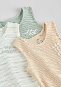 Drei Babytops: hellgrün mit "bonjour BÉBÉ", cremefarben gestreift und pfirsichfarben mit "one of a kind", alle aus gerippter Baumwolle.