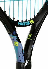 Zwarte tennisracket frame met blauwe snaren, tekst "NOVAK 19", blauwe cartoonmonster grafiek, en een groene "AMPPLUS" logo.