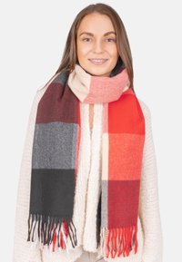 Écharpe à carreaux aux teintes de rouge, gris et crème avec des extrémités frangées, fabriquée à partir d'un matériau doux, offrant chaleur et texture.