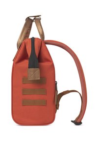 Zaino arancione con chiusura a zip, tessuto testurizzato e inserti in bronzo. Presenta tre cinghie orizzontali e una singola tracolla regolabile.