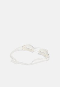 Lunettes de natation avec des verres transparents, des sangles en silicone blanches et un design aérodynamique pour le confort et la clarté lors de leur utilisation.