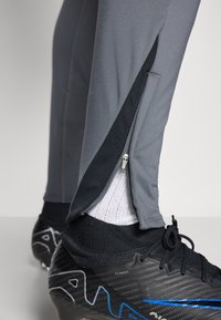 Nike Performance STRIKE PANT - Joggebukse - iron grey/black/sunset pulse