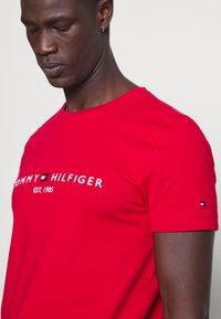 Tommy Hilfiger TOMMY LOGO TEE - T-shirt estampada - blazer red