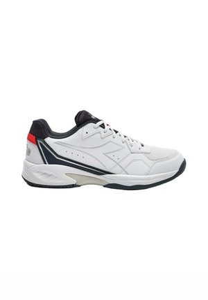Sneaker atletica bianca e nera con accento rosso, tomaia in mesh e materiale sintetico, chiusura con lacci e suola spessa e imbottita per il supporto.