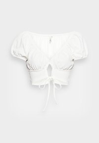 Blusa branca cropped com mangas bufantes, textura franzida, decote em V profundo e laço ajustável na parte da frente. Acabamento de tecido liso.