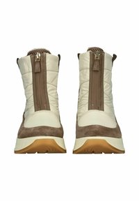 Beige en bruine enkelboots met een gestikt ontwerp, voorzien van een ritssluiting aan de voorkant, suède accenten en een dikke rubberen zool. Gevoerd met textuurdetails.