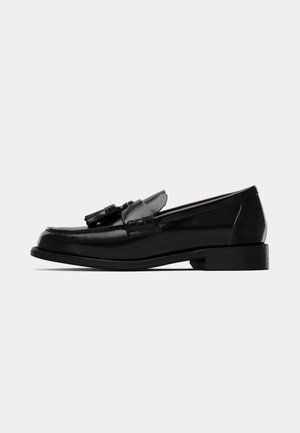 Mustmustest musta nahast loafer dekoratiivsete nokkide, madala plokknoolka, sileda tekstuuri ja ümmarguse varbaga, pakkudes klassikalist stiili ametlikuks jalatsiks.