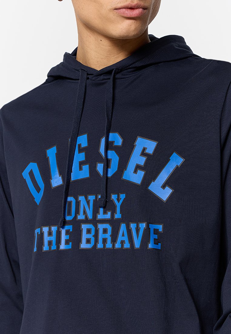 Marine hoodie met opvallende blauwe tekst "DIESEL ONLY THE BRAVE." Gemaakt van zachte stof met een capuchon met trekkoord en een relaxte pasvorm.