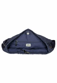 Marineblå skuldertaske med blød stofoverflade. Indvendigt findes en lynlåslomme og justerbar strop. Lukningen er sikret med en trykknap.