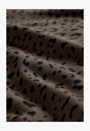 Brązowa tkanina z czarnym wzorem w cętki lamparta, ukazująca miękką fakturę i delikatne fałdy, podkreślając elastyczność i wzór materiału.