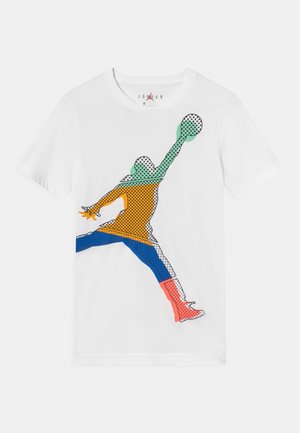 T-shirt blanc avec un graphique d'une figure en train de sauter en orange, vert, bleu et rose, avec un motif en pointillé et un ballon de basket.