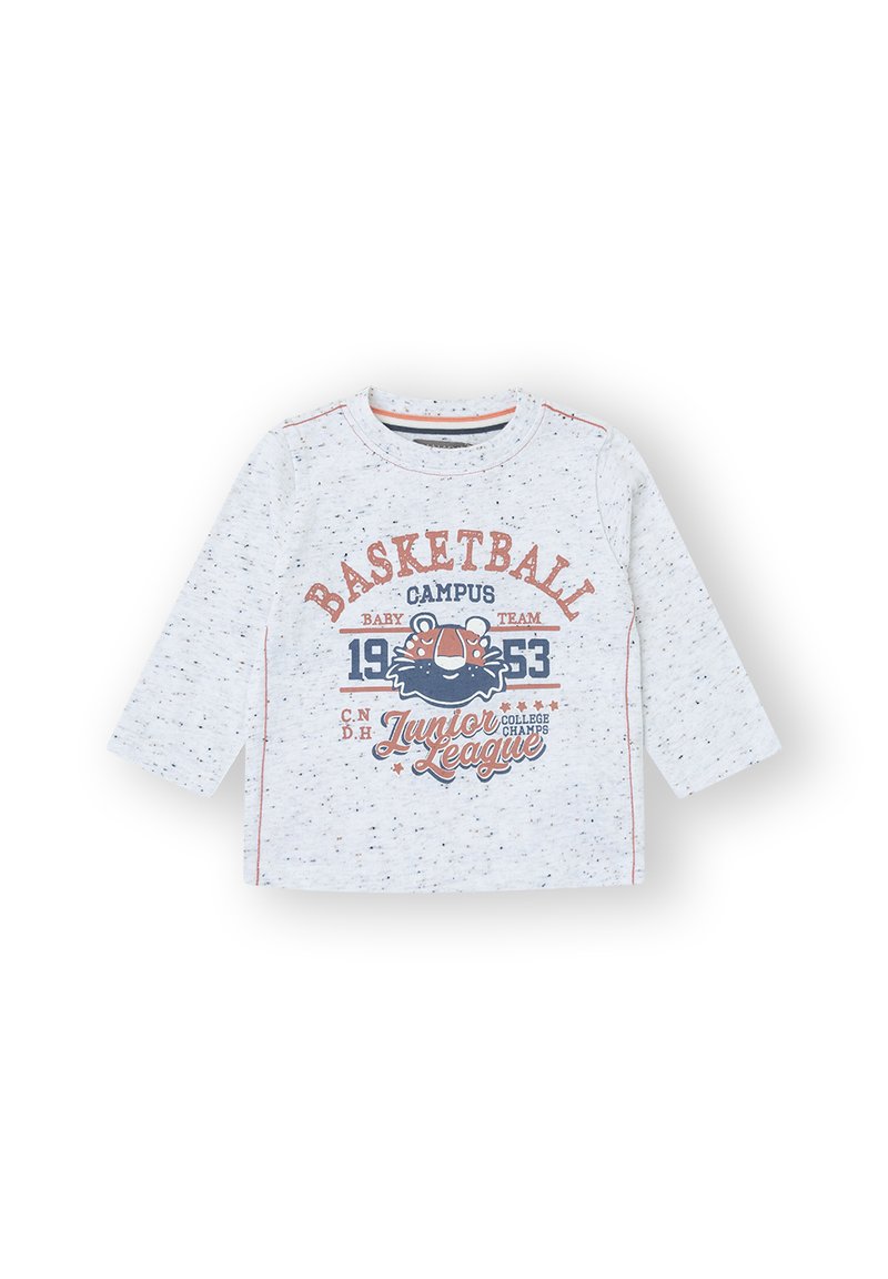 Camisa de manga larga gris con textura moteada, que presenta un gráfico de baloncesto y texto en naranja y azul. Cuello redondo con acento a rayas.