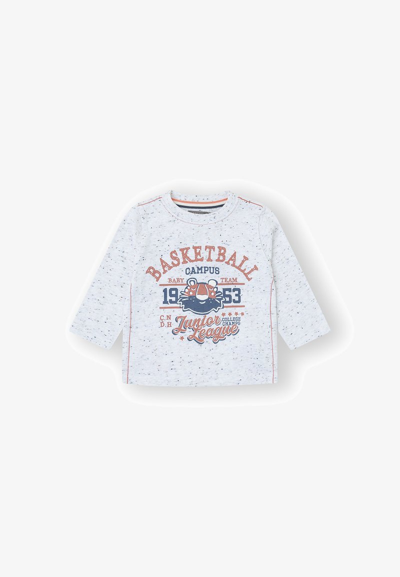 Camisa de manga larga gris con textura moteada, que presenta un gráfico de baloncesto y texto en naranja y azul. Cuello redondo con acento a rayas.