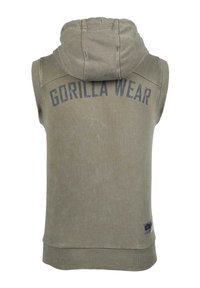 Olijfgroene mouwloze hoodie met een kangoeroezak, geribbelde zoom en "GORILLA WEAR" in donkerblauw gedrukt op de achterkant.