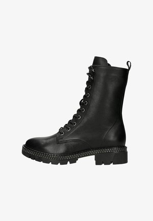 Czarny skórzany sznurowany but typu bojowego z grubą podeszwą i pętelką z tyłu.