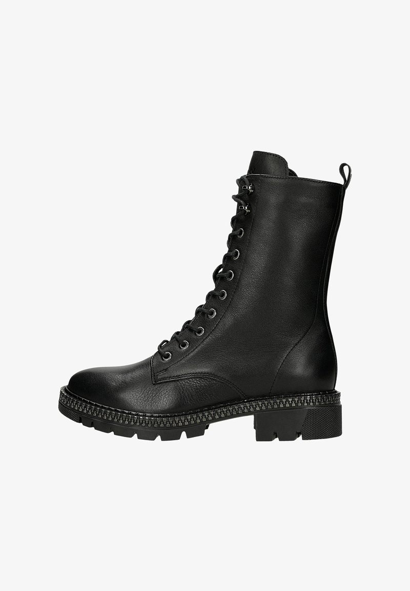 Czarny skórzany sznurowany but typu bojowego z grubą podeszwą i pętelką z tyłu.