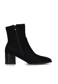Stivaletti neri in suede alla caviglia con punta appuntita e zip laterale. Presentano un tacco a blocco solido per stabilità. Texture liscia in tutto il capo.
