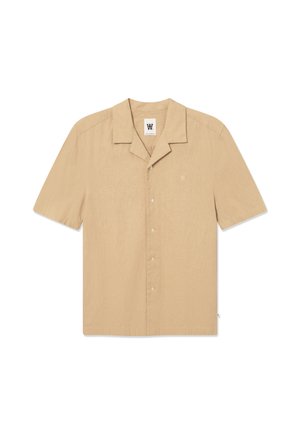 Kreklu ar īsām piedurknēm, smilškrāsas, ar pogām, iekļaujot punktveida apkakli, struktūru audumu un mazu logo izšuvumu kreisajā krūšu zonā.