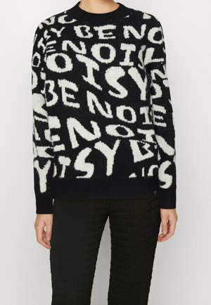 Pull noir avec une texture duveteuse et un motif de texte blanc audacieux. L'encolure ronde côtelée et les poignets améliorent le design.
