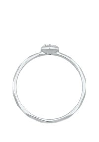 Anello in argento con forma geometrica ottagonale. Band è liscia con una finitura lucida. Presenta un design sottile e in rilievo sulla parte superiore.