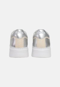 Sneakers argento e beige con una finitura lucida. Presentano dettagli testurizzati e una suola bianca. Nome del marchio "SUN68" impresso sul retro.