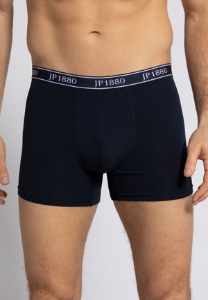 Marineblaue Baumwoll-Boxershorts mit einem weichen Bund, der den Markennamen "JP1880" in weißer Schrift zeigt, in taillierter Passform und mit einer Länge bis zur Mitte des Oberschenkels.