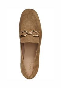 Mocasines de ante marrón con un acento metálico dorado elevado en la parte frontal, con un interior suave y diseño de puntera redonda.