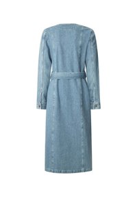 Světlemodrý denimový dlouhý kabát s vázacím páskem na zádech, dlouhými rukávy a rovnými liniemi. Obsahuje minimální šití a knoflíkové akcenty na manžetách.