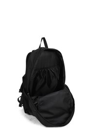 Zaino nero con una texture di tessuto liscia, dotato di un grande scomparto principale con zip e di una tasca interna più piccola. Design leggero e resistente.