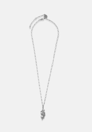 Hõbedane kettkaelakee, millel on keeratud ripats kihilise disainielemendiga, millel on tekstuuriga viimistlus, mis peegeldab valgust.