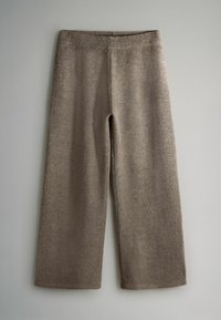 Brązowe dzianinowe spodnie o szerokich nogawkach z elastycznym paskiem, ułożone na płasko na jasno szarym tle.