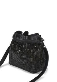 Bolso de mano negro con un exterior texturizado cubierto de pequeñas lentejuelas negras. Presenta un ribete superior de cuero y una correa de hombro ajustable.