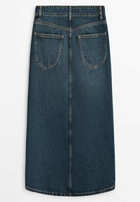 Jupe midi en denim bleu foncé avec deux poches arrière et des surpiqûres visibles le long de la taille et de la couture centrale.