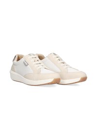 Zapatillas beige con materiales de lona y cuero, con un cuerpo texturizado, punta redondeada, suela de goma plana y cordones elásticos.