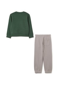 Groene sweatshirt met ronde hals en omgeslagen mouwen, gecombineerd met lichtgrijze joggingbroek met elastische tailleband en achterzak.