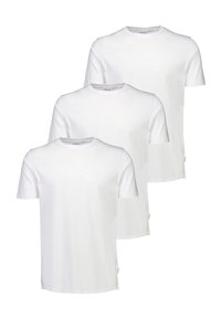 Trzy gładkie białe koszulki bawełniane z okrągłymi dekoltami, krótkimi rękawami i subtelnym logo na piersi. Gładka faktura i casualowy design.