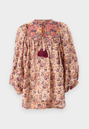 Kerge, pesase värvi lilleline pluus. Omab puhv-svarte varrukasid, tikitud kaelust ja tupsude detaile. Erksad lillemustrid üle kogu pluusi.