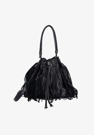 Černá kožená kabelka ve tvaru kbelíku s dlouhými třásněmi, stahovací šňůrkou a jedním ramenním popruhem.