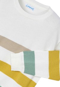 Maglione bianco con righe orizzontali in beige, giallo senape e verde petrolio. Presenta un colletto rotondo e polsini a costine. Texture in maglia morbida.