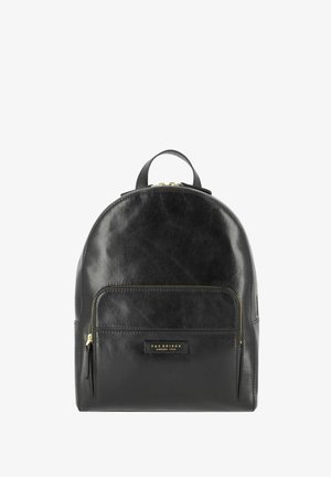 Zaino in pelle nera con forma arrotondata, texture liscia, dettagli in metallo dorato e una tasca frontale con zip che presenta un'etichetta del marchio.